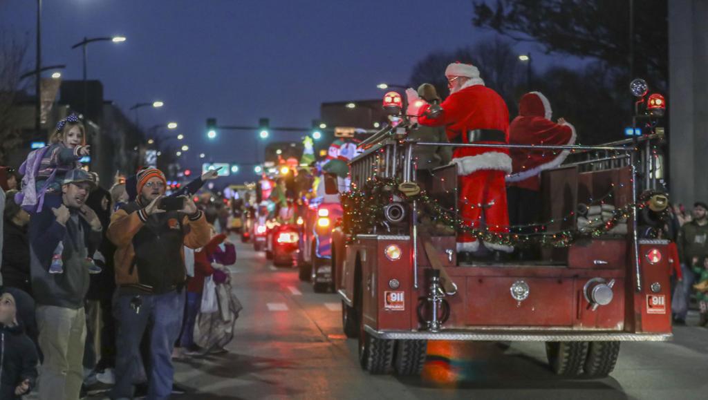 Decatur Il Christmas Parade 2022 Photos: Annual Decatur Christmas Parade | Local | Jg-Tc.com