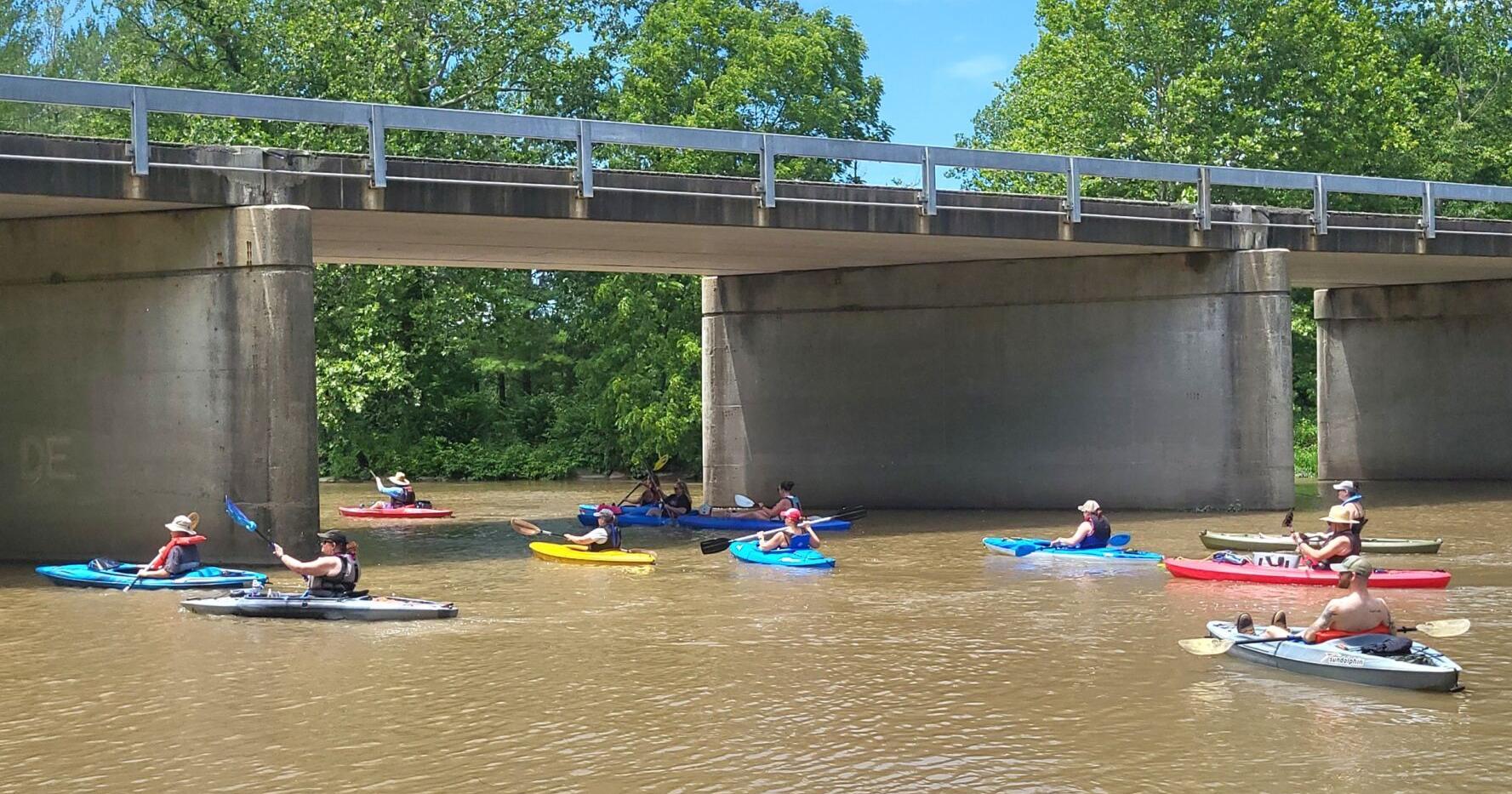 Large groups paddling down the Embarras River at new free kayaking events - Vimarsana News