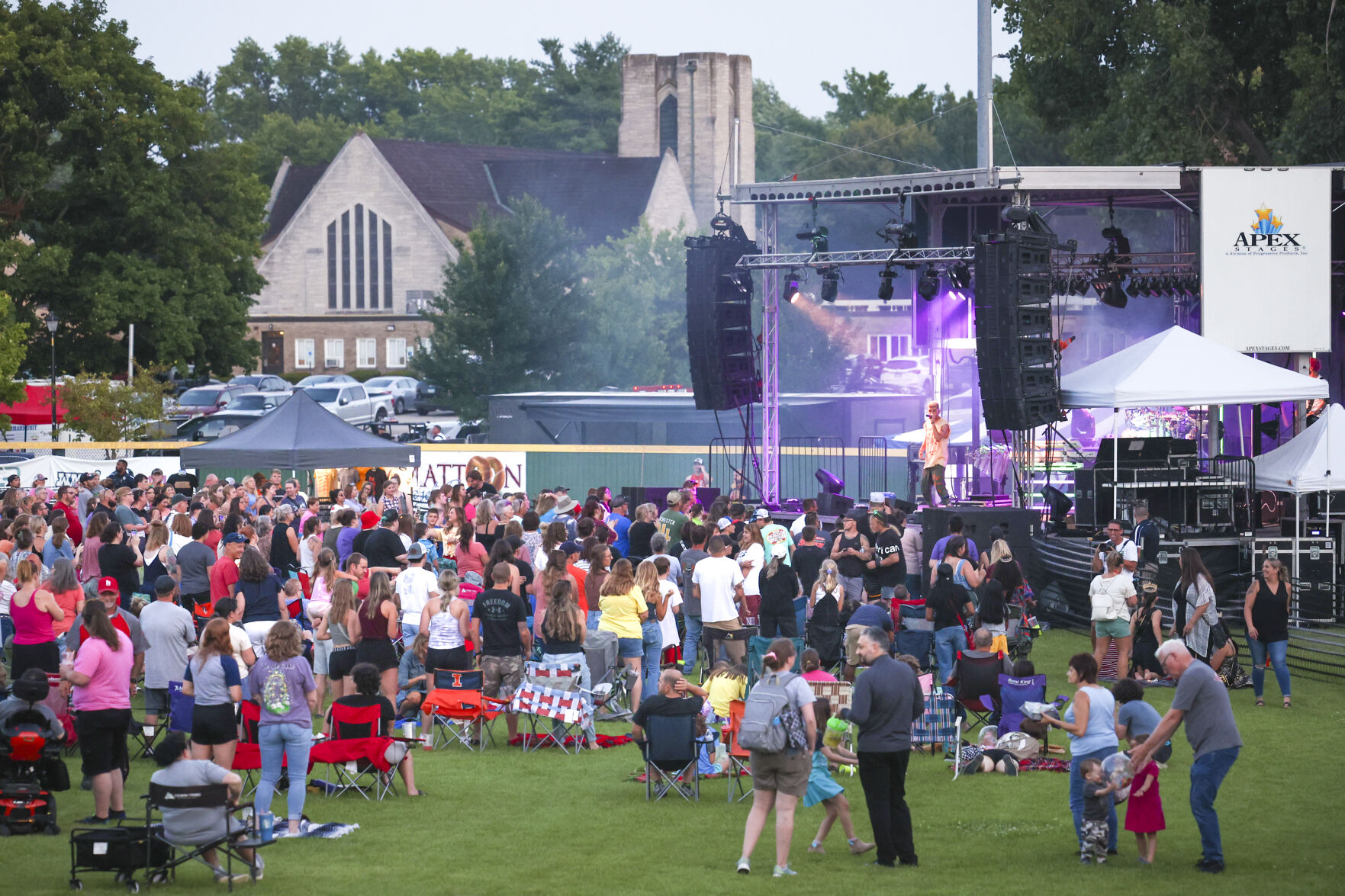 Mattoon Bagelfest Draws Large Concert, Parade Turnout