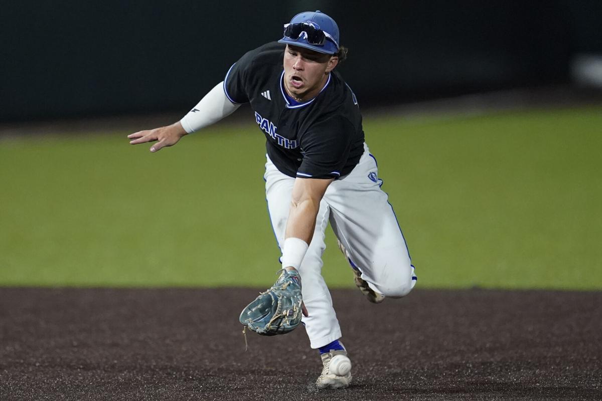 Ignoffo A Finalist For Olerud Two-Way Player Award - Eastern Illinois  University Athletics