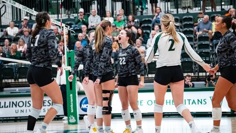 Women’s Volleyball Sets Sight on Stevens Point