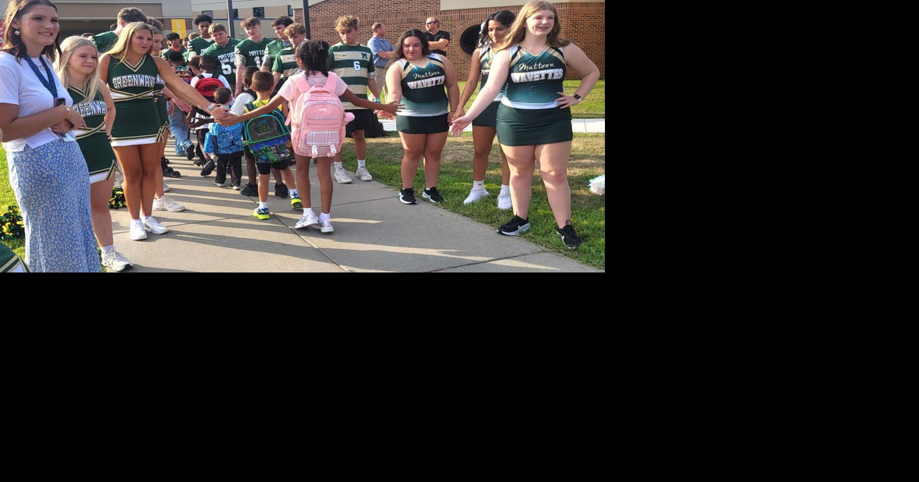 Mattoon's Riddle Elementary welcomes back students with parade