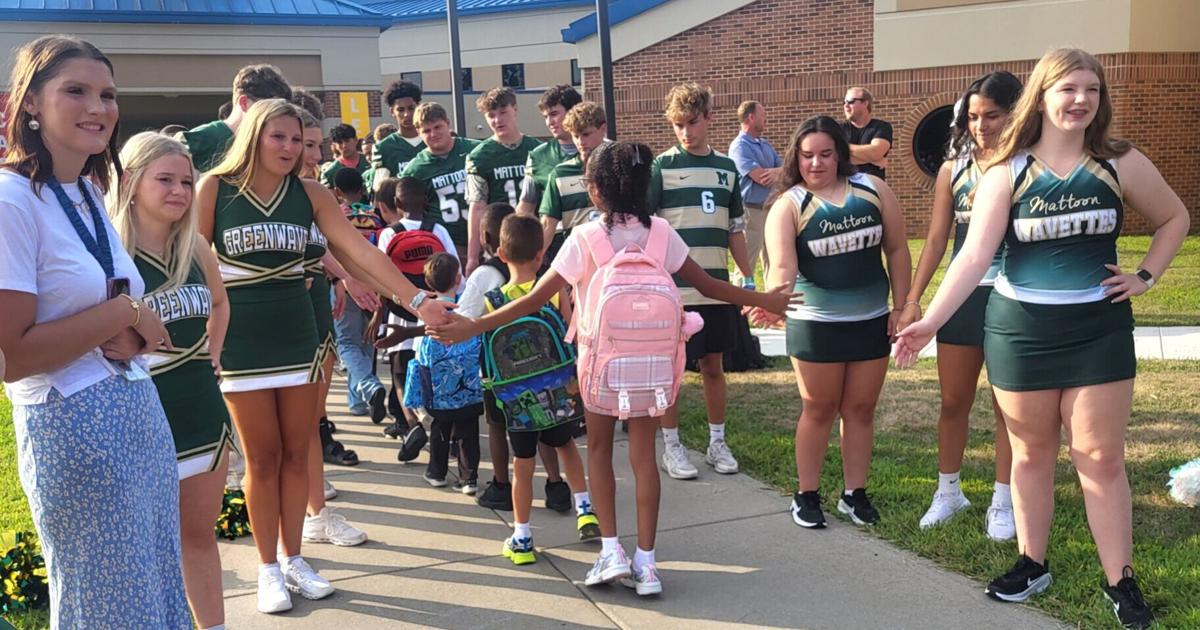 Mattoon's Riddle Elementary welcomes back students with parade