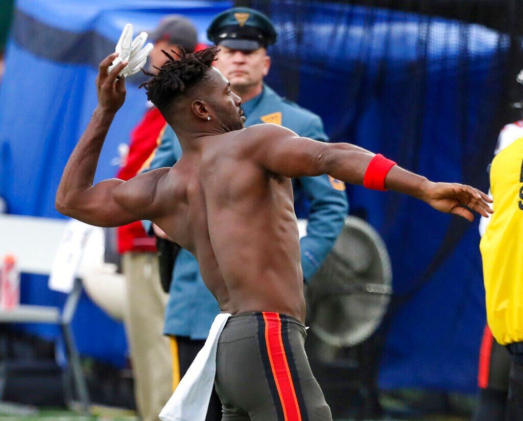 Antonio Brown rips off jersey and pads, runs shirtless off the field in  middle of Buccaneers game vs. Jets 