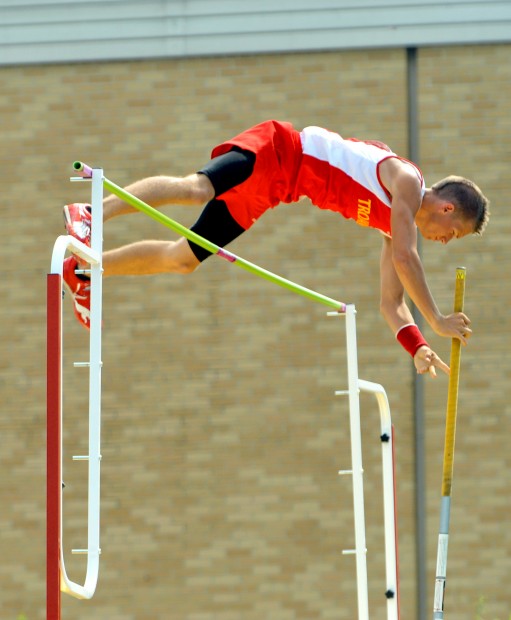 Headed to finals Charleston athletes advance in 1,600, pole vault