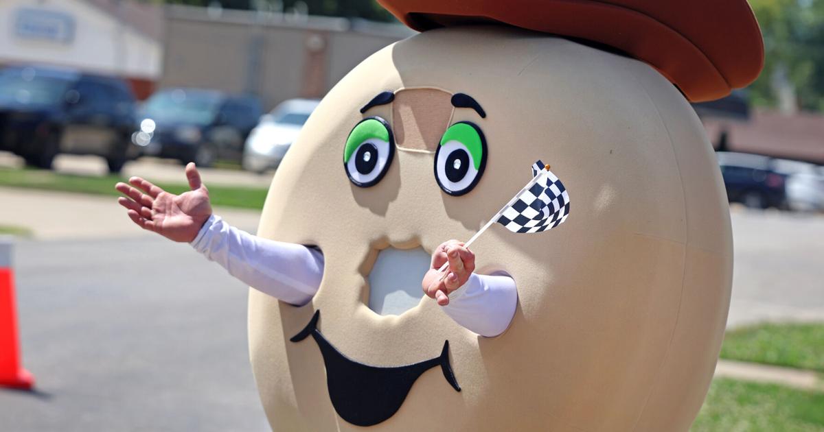 Crowd on hand for Bagelfest parade