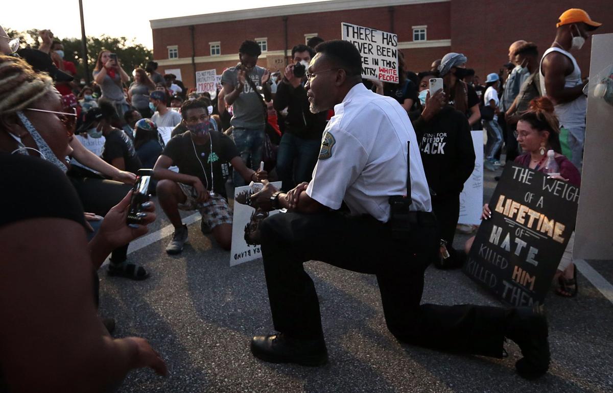 Peaceful day of protests turns violent at night as Ferguson is damaged | National | jg-tc.com