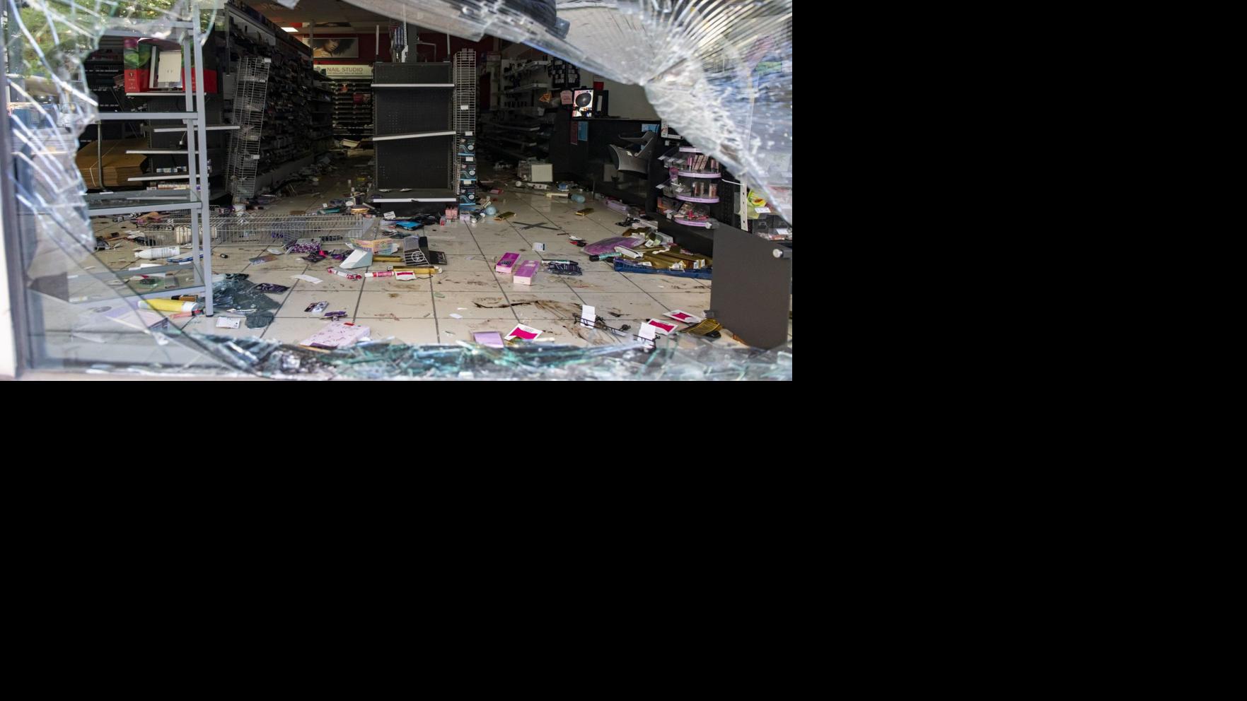 Chicago Businesses Reeling From Pandemic Face Rebuilding After George Floyd Protests Give Way To Looting It S Going To Take A Slow Climb To Build Back From This State And Regional