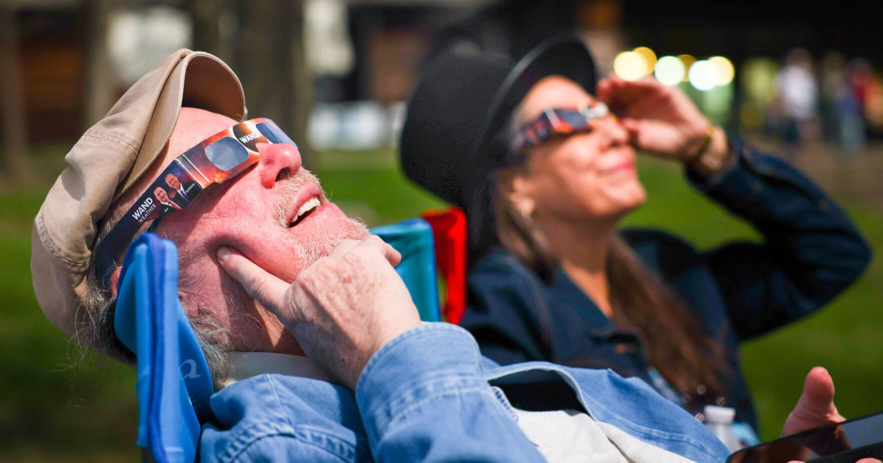 Eclipse lures people from all over to view sun/moon matchup - Vimarsana News
