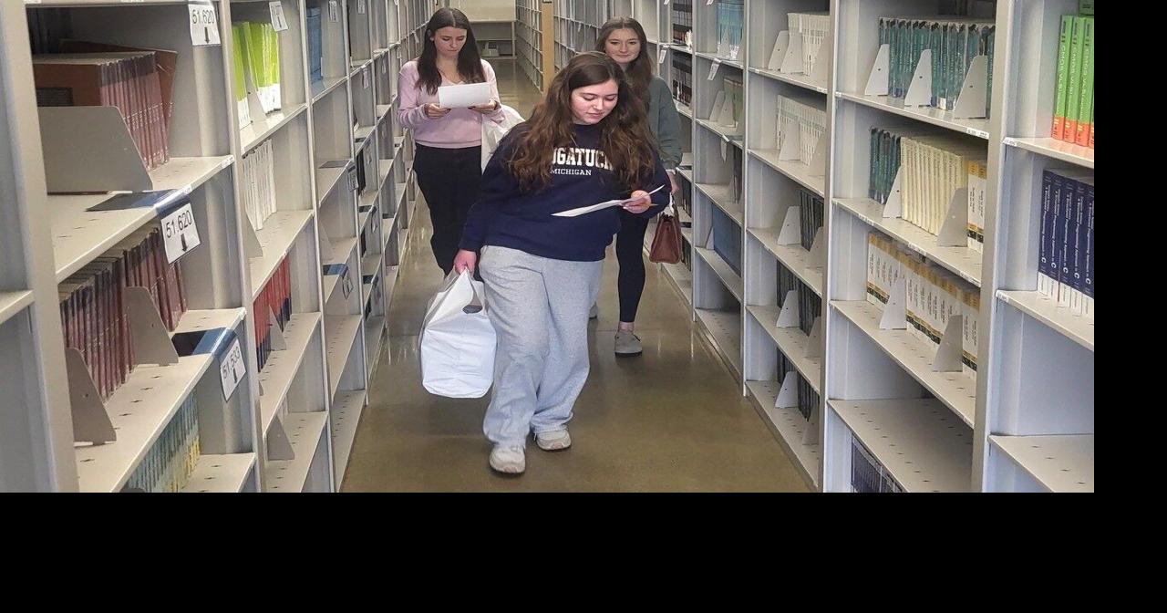Photos: EIU students pick up spring semester textbooks