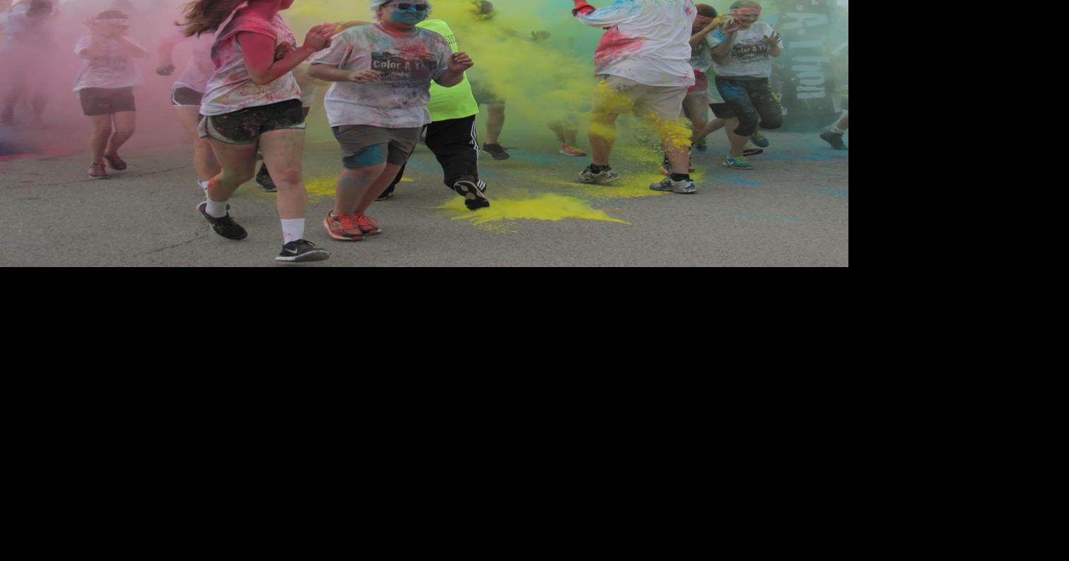 Colorful run for fun draws crowd of people
