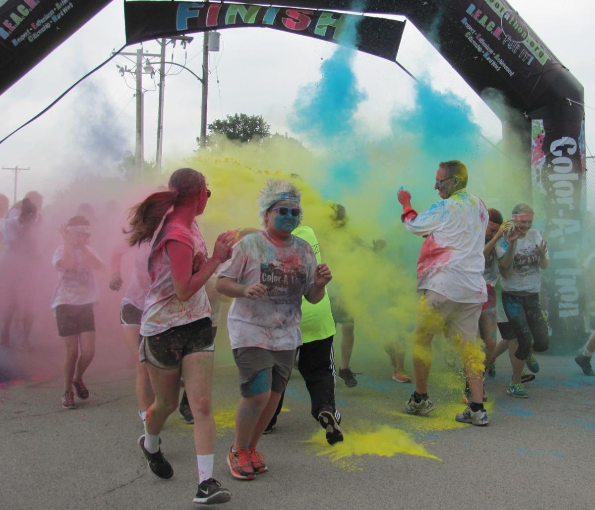 Colorful run for fun draws crowd of people