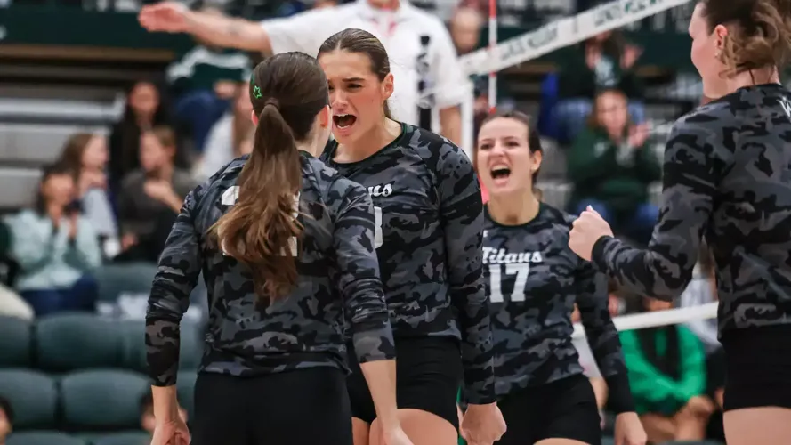 Women’s Volleyball Sweeps Millikin