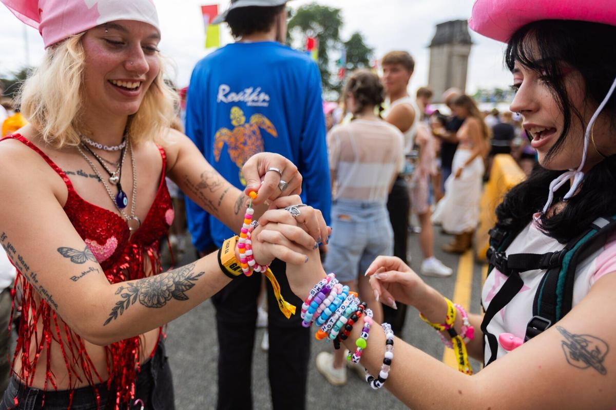 Lollapalooza opens with gray skies and pink for Chappell Roan