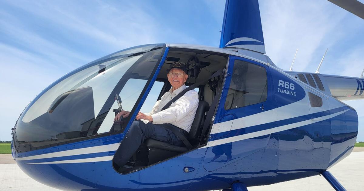 WW II vet Estes flies in helicopter, drops wreath for Lake Mattoon Memorial Day service