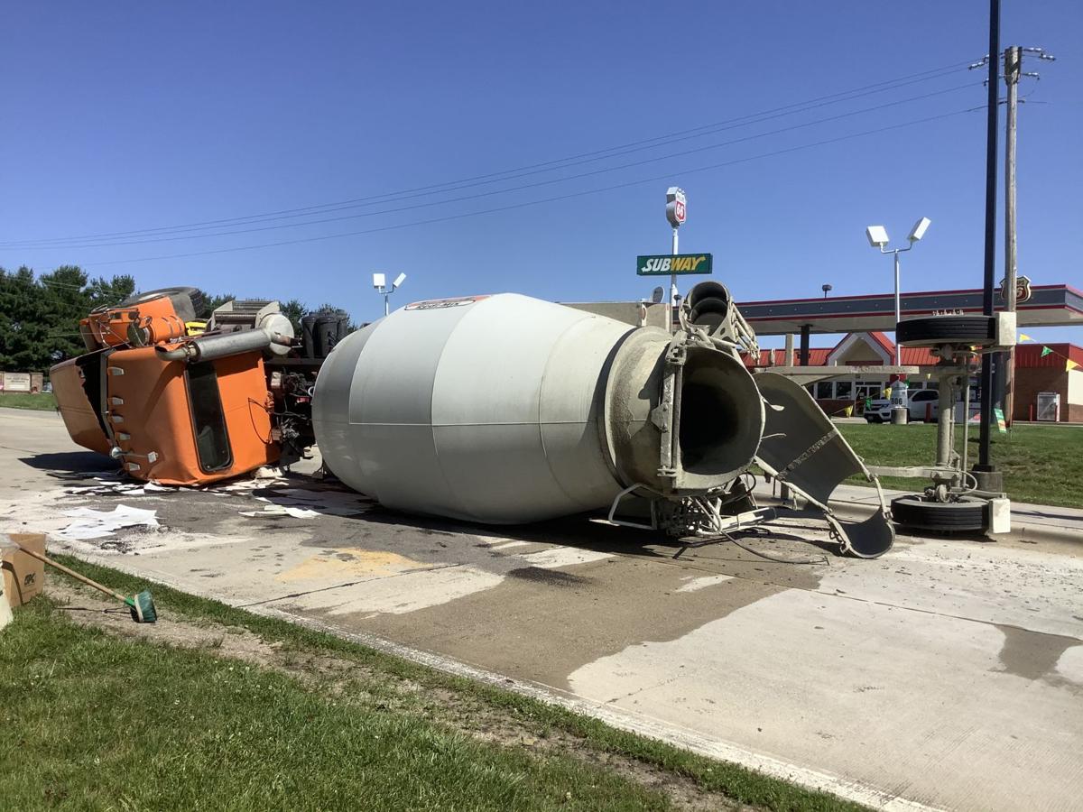 Truck Tips Over During Turn Near Mattoon S Lake Land College Local Jg Tc Com
