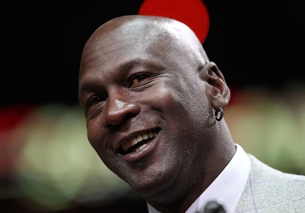 Obama honors Michael Jordan in essay collection for Chicago Bulls Ring of  Honor