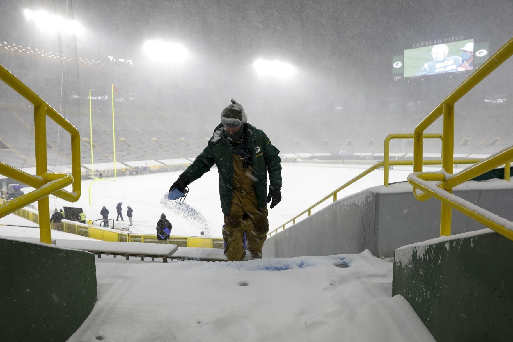 Photos Green Bay Packers crush Tennessee Titans at snowy Lambeau Field