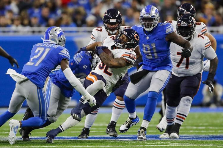 Chicago Bears running back David Montgomery (32) runs in the third quarter against the Detroit Lions at Ford Field in Detroit, Nov. 25, 2021.