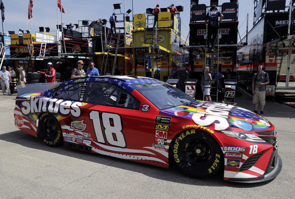 nascar returns  chicagoland  frantic finish  year motor