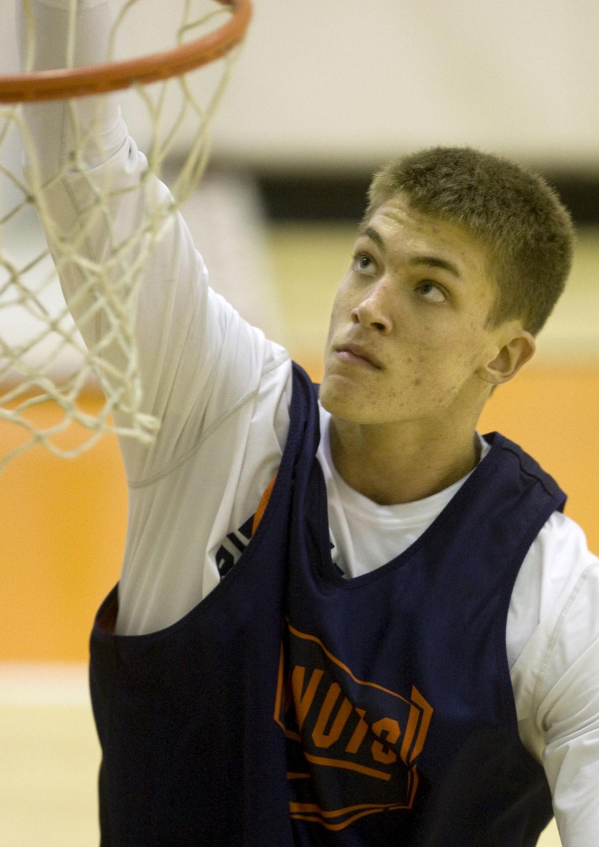 Photos Meyers Leonard Former Robinson High School And Illini Basketball Star And Current Nba Player Basketball Jg Tc Com
