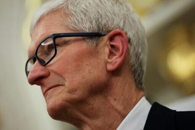 Apple CEO Tim Cook will step down later this year, taking a position atop the board of directors