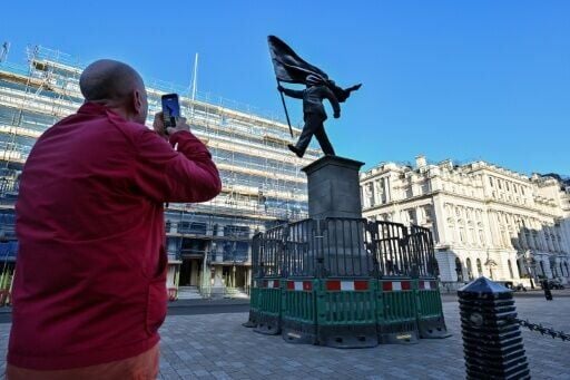 The statue suddenly appeared in central London