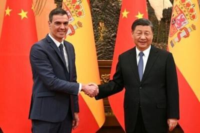 Spain's Prime Minister Pedro Sanchez (L) shakes hands with Chinese President Xi Jinping (R) in Beijing during a visit in 2023