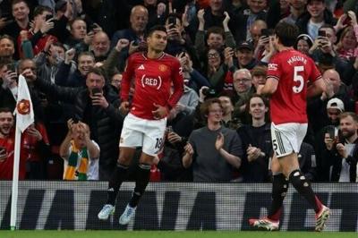 Manchester United midfielder Casemiro (L) celebrates scoring against Brentford