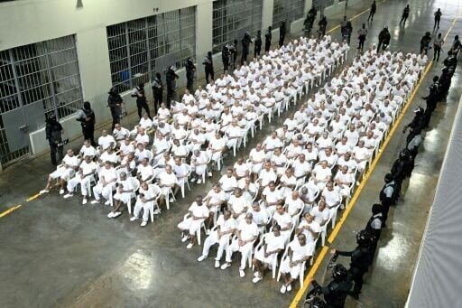 Miembros de la Mara Salvatrucha (MS-13) siguen un juicio masivo en su contra, a través de videoconferencia, en el Centro de Confinamiento del Terrorismo (CECOT) en Tecoluca, El Salvador el 23 de abril de 2026