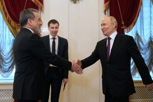 Russian President Vladimir Putin (R) promised Iranian Foreign Minister Abbas Araghchi (L) Moscow's support in ending the war