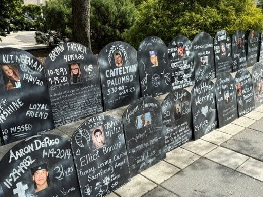 Un mémorial aux victimes d'overdoses aux opiacés devant le tribunal fédéral du district du New Jersey, à Newark, le 28 avril 2026