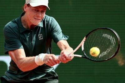 Jannik Sinner beat Alexander Zverev 6-1, 6-4 to reach the final of the Monte Carlo Masters