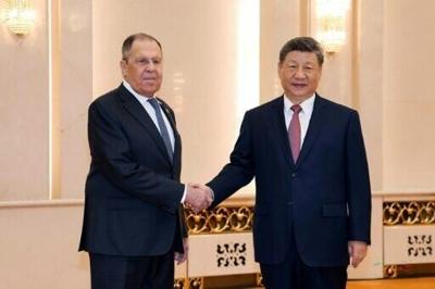 Russian Foreign Minister Sergei Lavrov (L) said Moscow could help China with energy supplies following the blockade of the Strait of Hormuz
