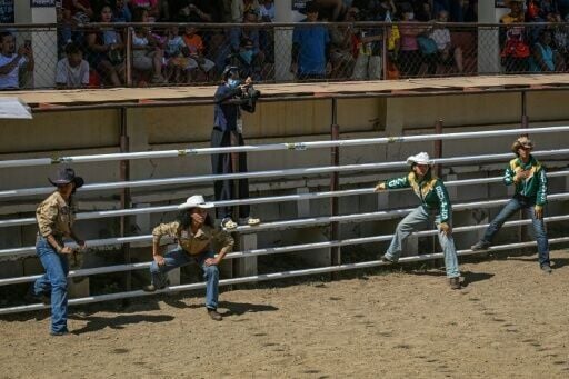 Women preparing to compete in the carambola event