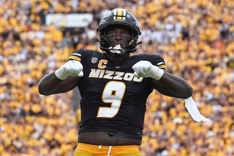 Missouri defensive end Zion Young (9) celebrates a tackle (copy) (copy)