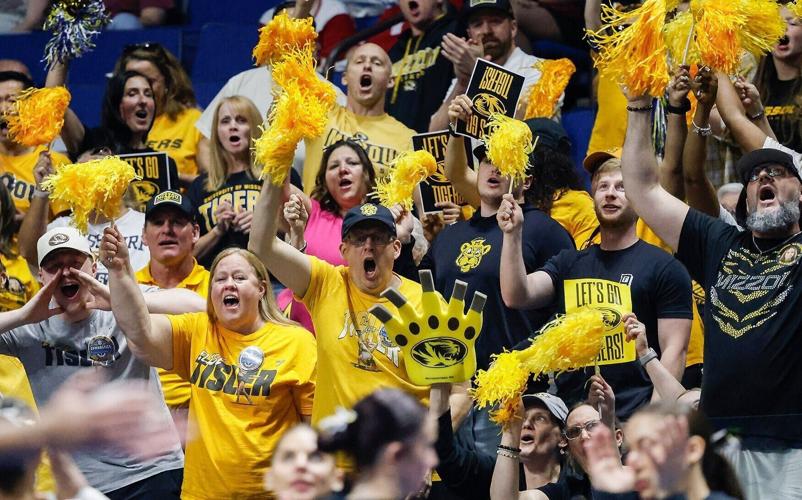 Mizzou fans cheer as Mizzou performs on floor