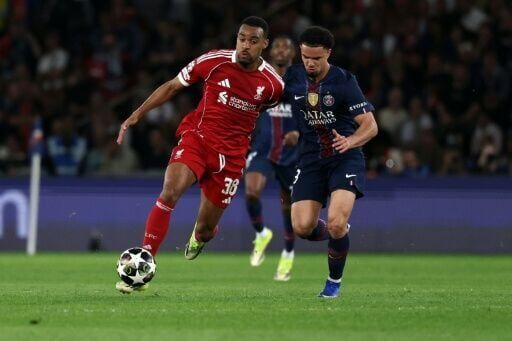 Liverpool midfielder Ryan Gravenberch (L)