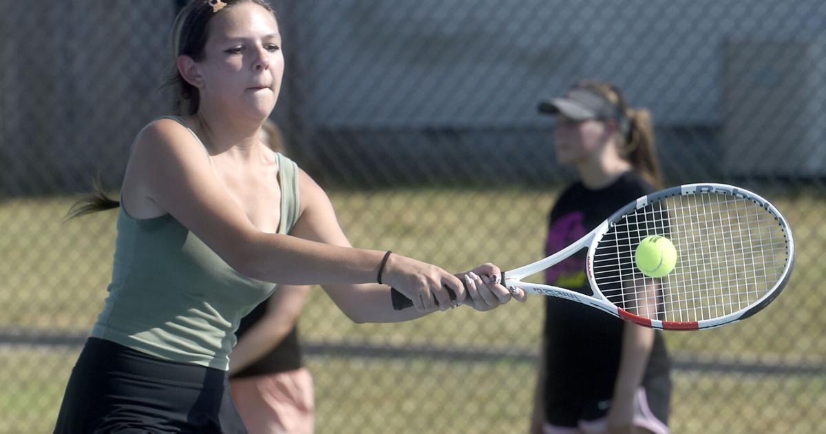 Eagles tennis kicks off season in grand fashion