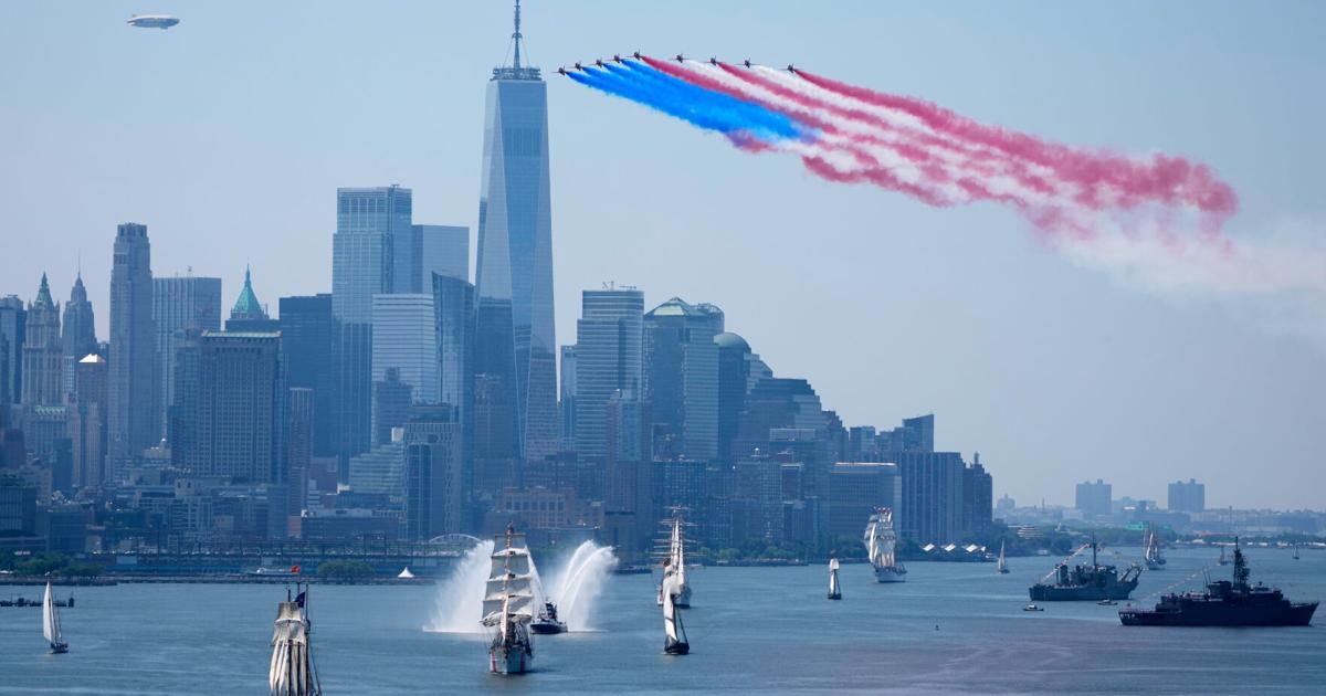 ContinueDespite stormy weather, America marks 250 years of independence, in photos