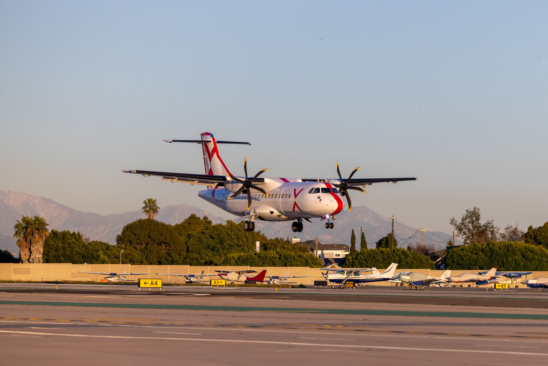 JSX Expands Santa Monica Service With New Nonstop Flights to