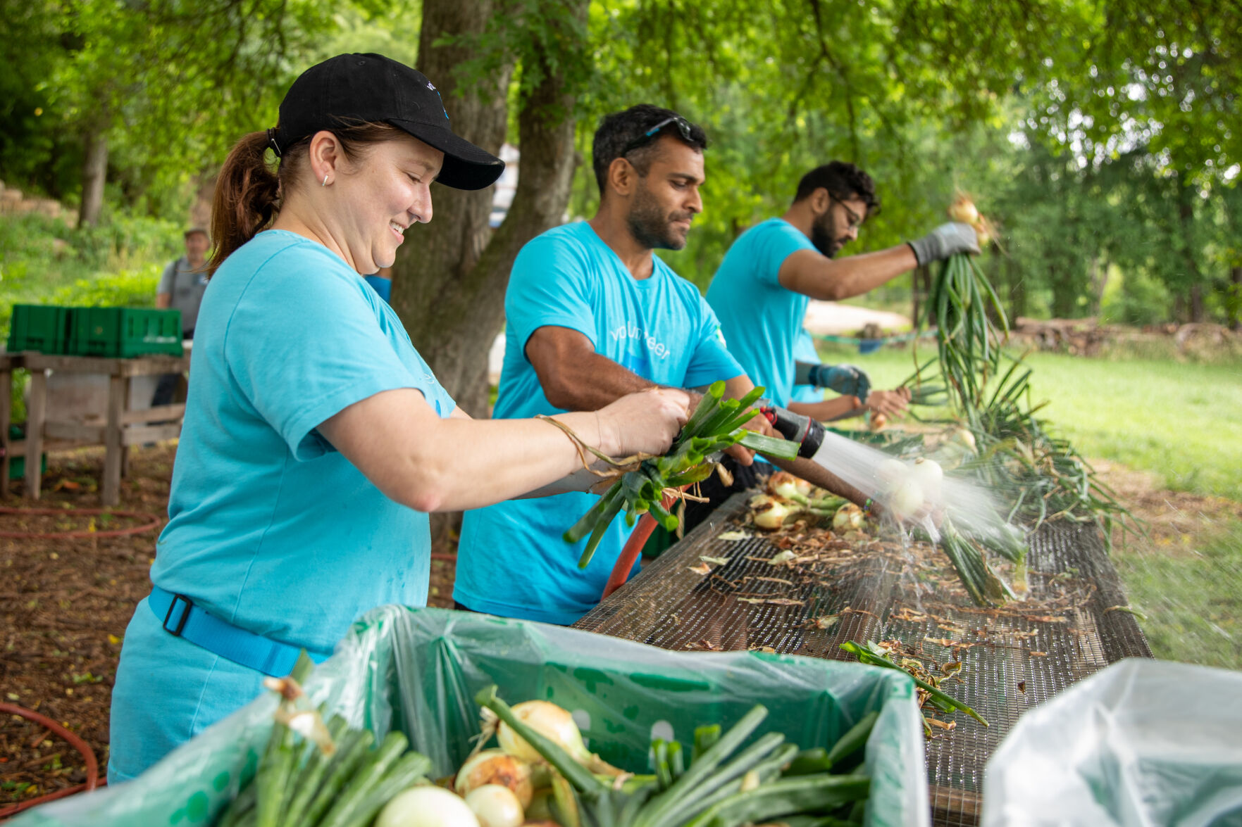 マウンテン Charles Schwab Employees Mobilize to Support Local Communities