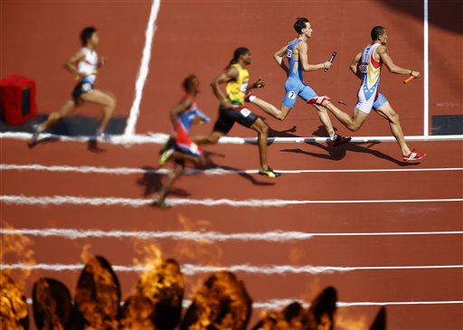 U.S. runner finishes Olympic relay lap on broken leg