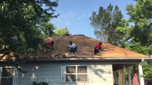 Roofers Help Put A New Roof On Louis Foraker S House In Webb City Multimedia Joplinglobe Com