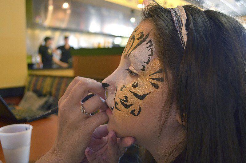 About Face Single Mom Quits Three Jobs To Start Facepainting