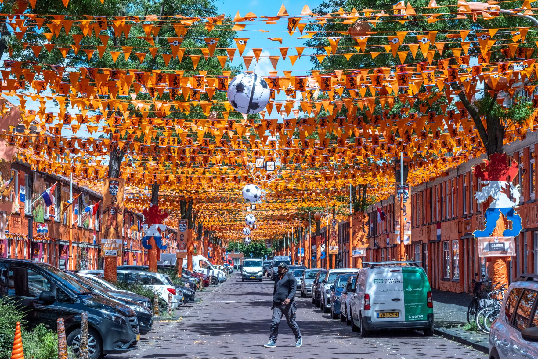 あかふく様 Nederlands Ontwerp Dutch Design A street in The Hague is drenched in orange as Netherlands soccer