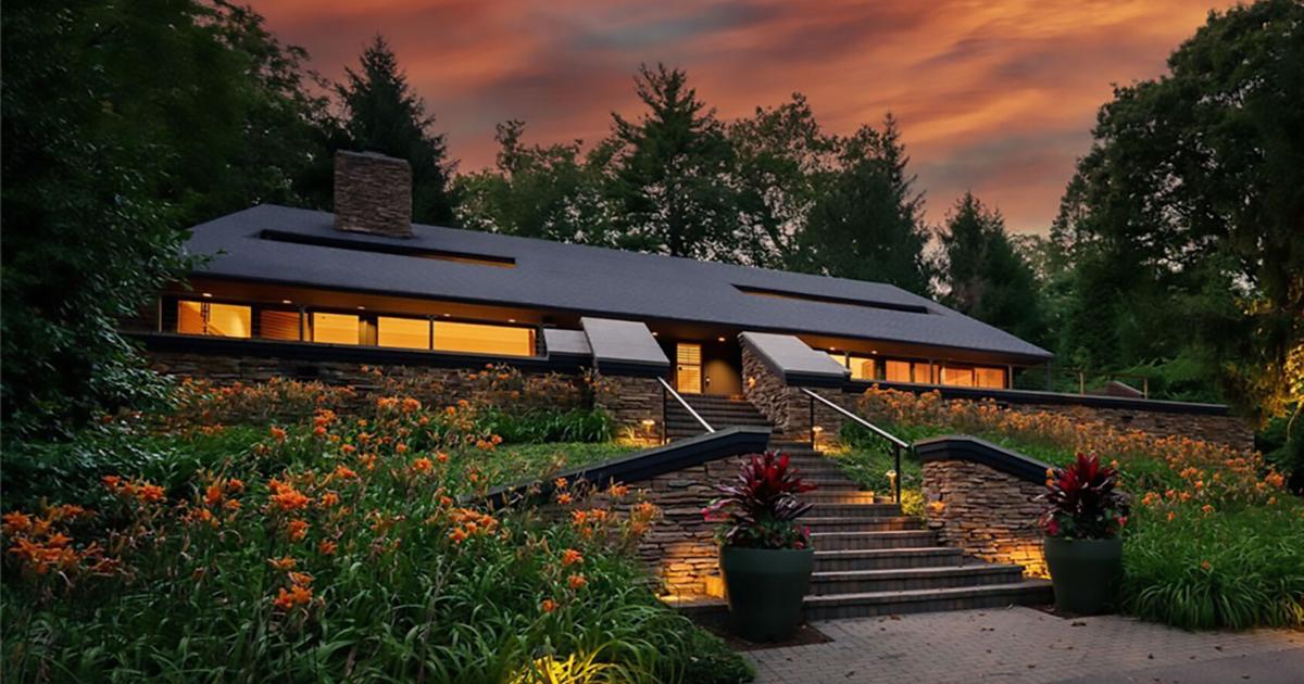 $1.5M Oakwood contemporary ranch for sale has inground pool