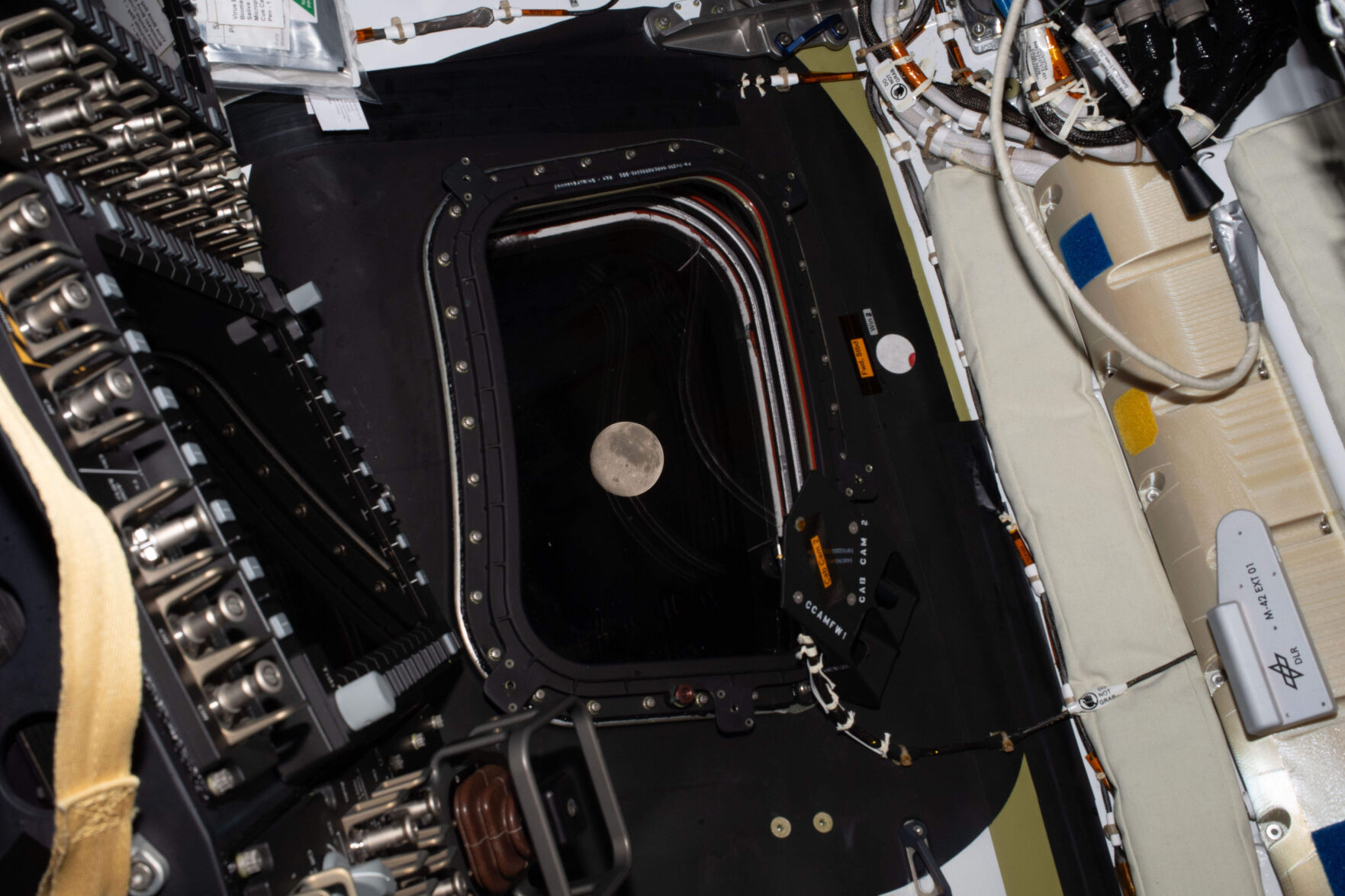 Artemisページ Artemis II kicks off trip around the moon after surpassing Apollo