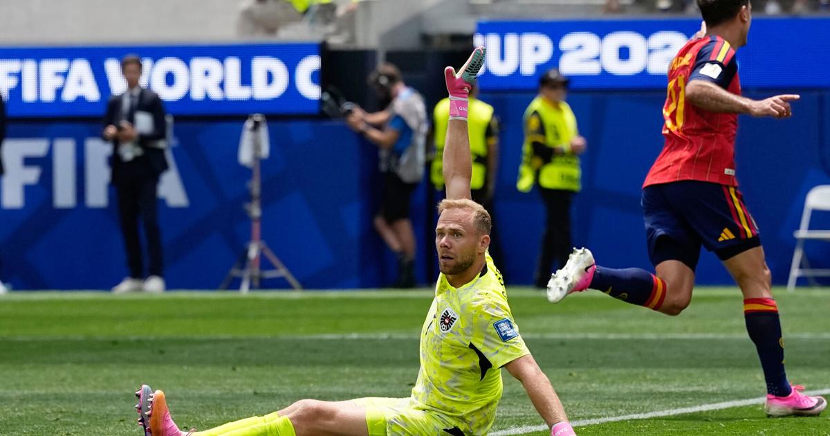 CORRECTION Austria Spain WCup Soccer