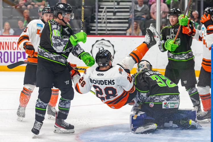 Komets upended by Ghost Pirates, as even-strength offense doesn't  capitalize enough and penalties remain issue, Komets